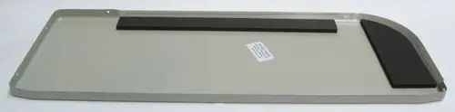Metallplatte in grauer Farbe mit zwei schwarzen Schaumstoffleisten, hergestellt von Daikin, geeignet zur Montage oder als Abdeckung.